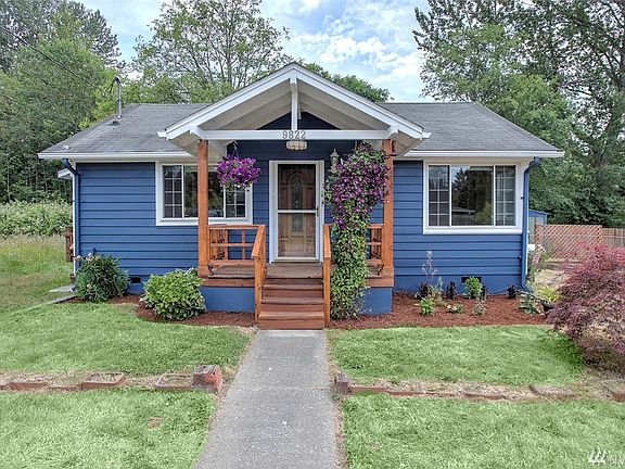 Just blocks from Roxhill, Fauntleroy and Lincoln Parks with all the offerings of Alki and West Seattle for entertainment, dining and retail at your doorstep makes for an incredible location. Fantastic commuter location with easy access to freeways, mass-transit, ferries, airport, hospitals and business hubs!