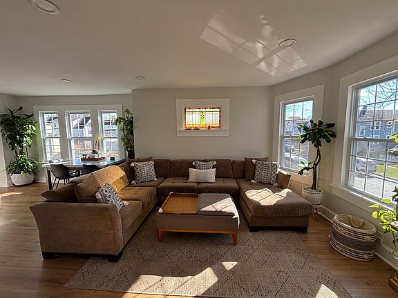 5th image of 60 Harris St