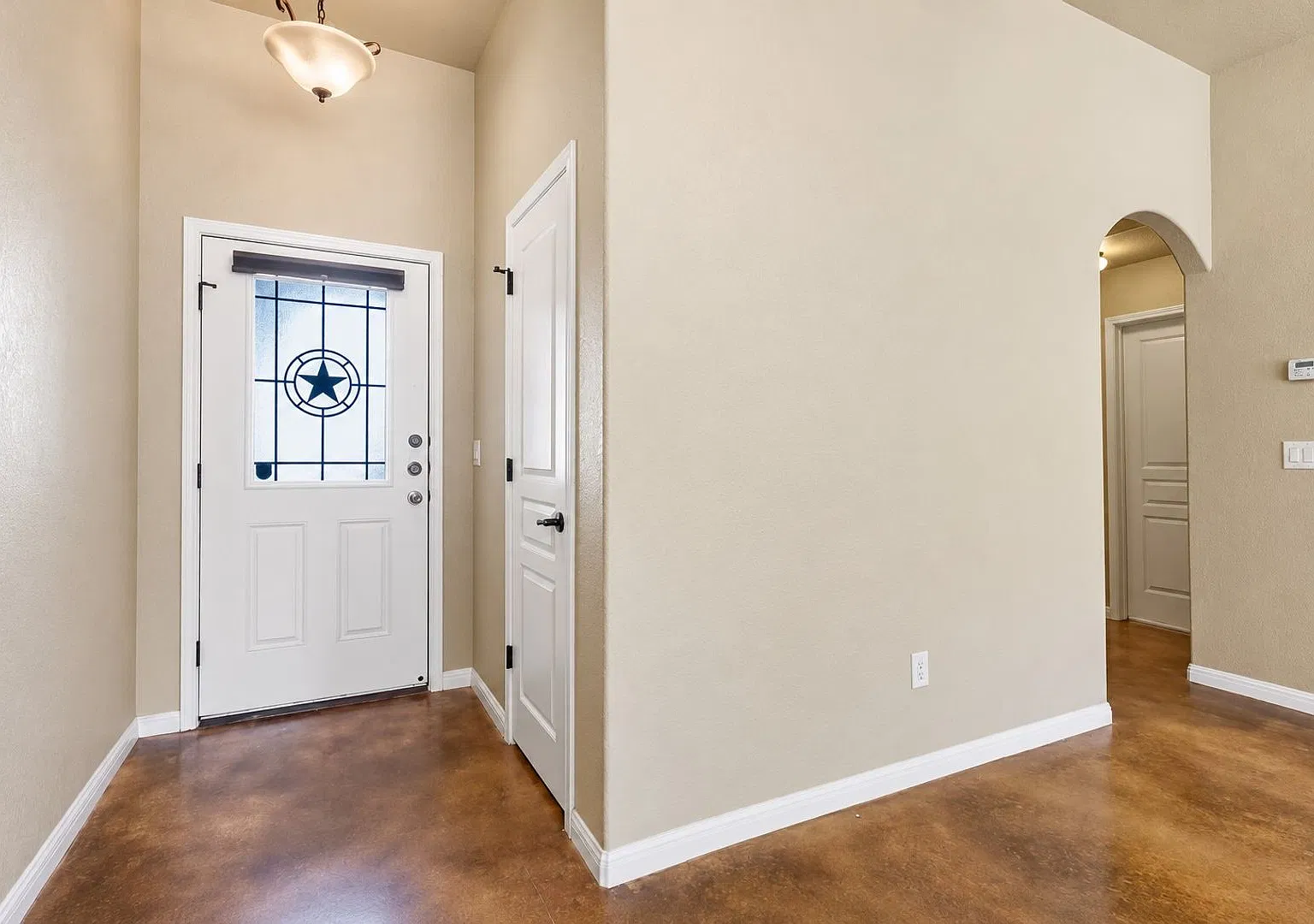Charming Home Awaits: Spacious & Modern Living in a Prime Location — Photo 3