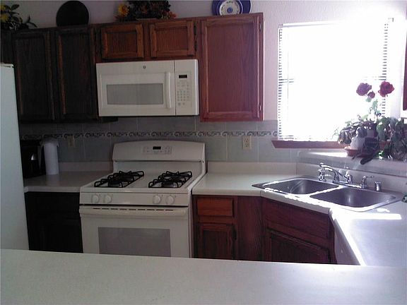 4th image of 945 Chiricahua Dr