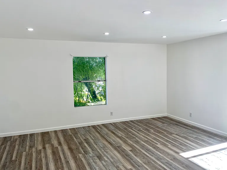14914 Hamlin St #103 — Photo 10