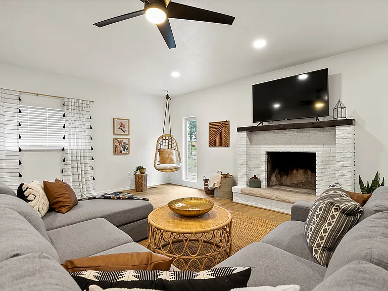 144 Franklyn Ave — Photo 32