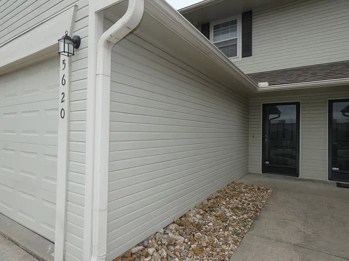 2 bed, 1.5 bath, 1308 sqft, $1,495 — Photo 2