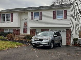 1586 Carousel Dr, Warminster, PA 18974