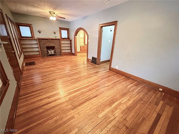 3rd image of 827 Winona Dr