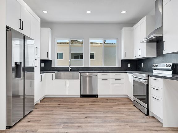 3rd image of 11609 Burbank Blvd Unit 2