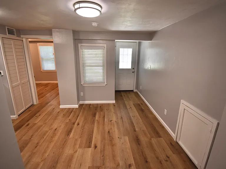 437 W 6th Ave #B — Photo 2