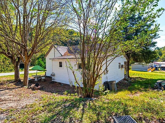 5th image of 216 Pine Hollow Rd