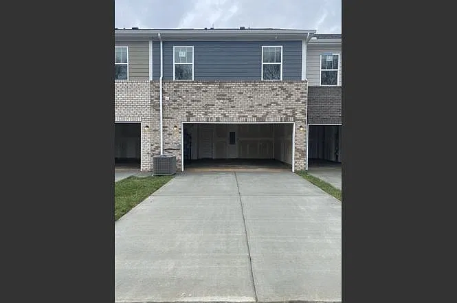 3 bed, 2.5 bath, 1691 sqft, $2,300 — Photo 3