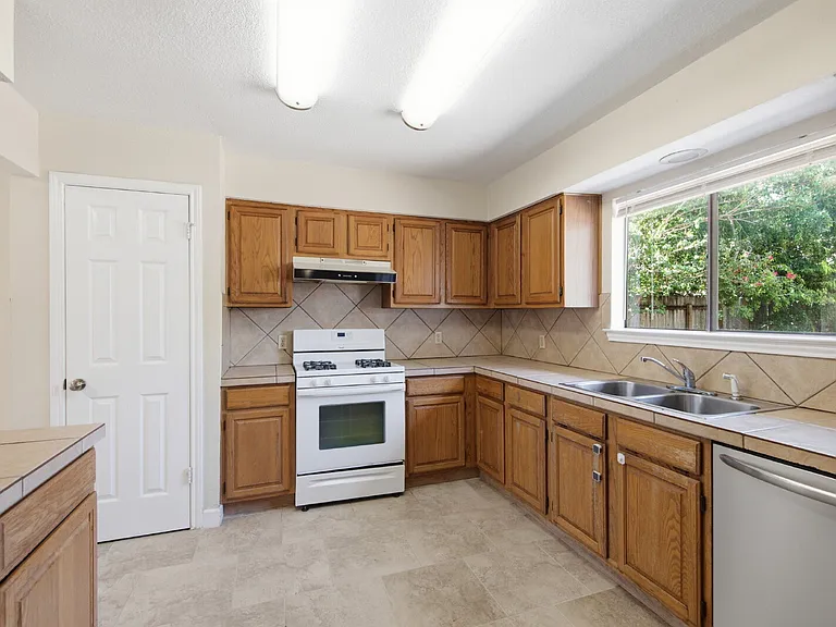 6700 Shiner St — Photo 9