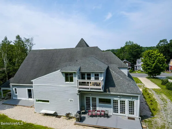 160 High St, Lee, MA 01238