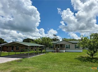 1210 N Drake St, Edna, TX 77957