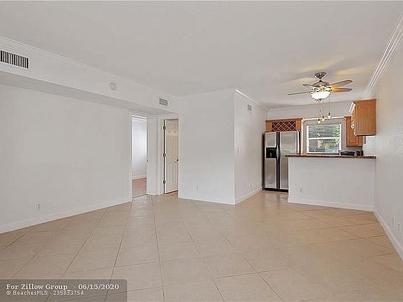 4th image of 924 SE 2nd St #106
