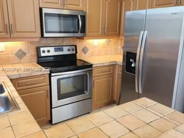11425 NW 76th Ter #Townhouse 11425, Miami, FL 33178