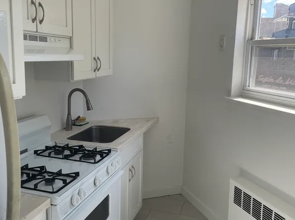 40-11 Greenpoint Avenue image 1 of 7