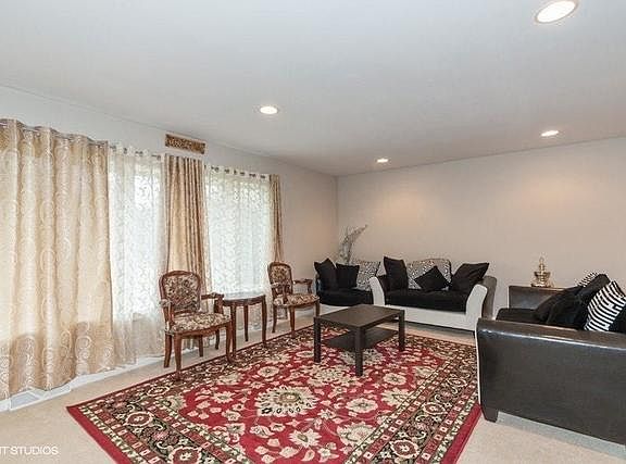 5th image of 252 Wood Glen Ln