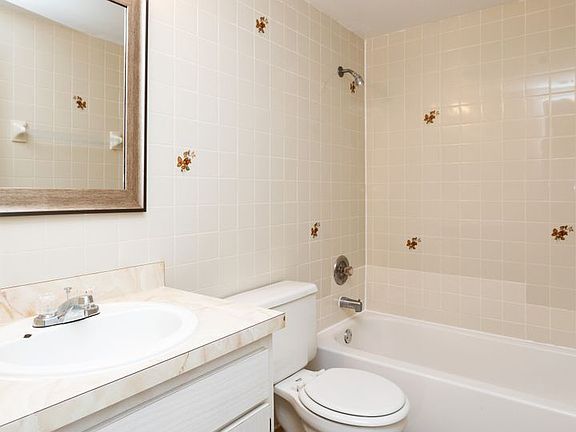 5th image of 3201 Pershing St #3217