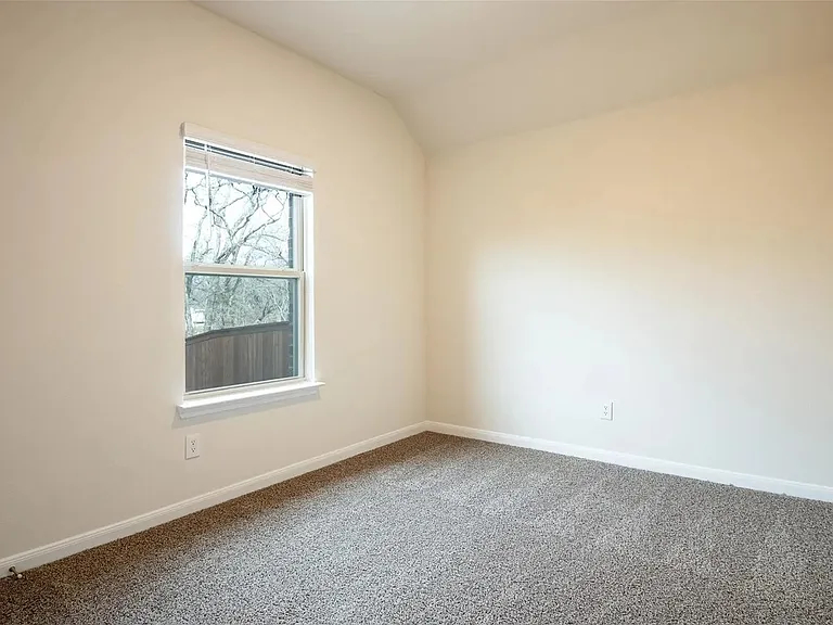 3936 Oak Creek Cir — Photo 9