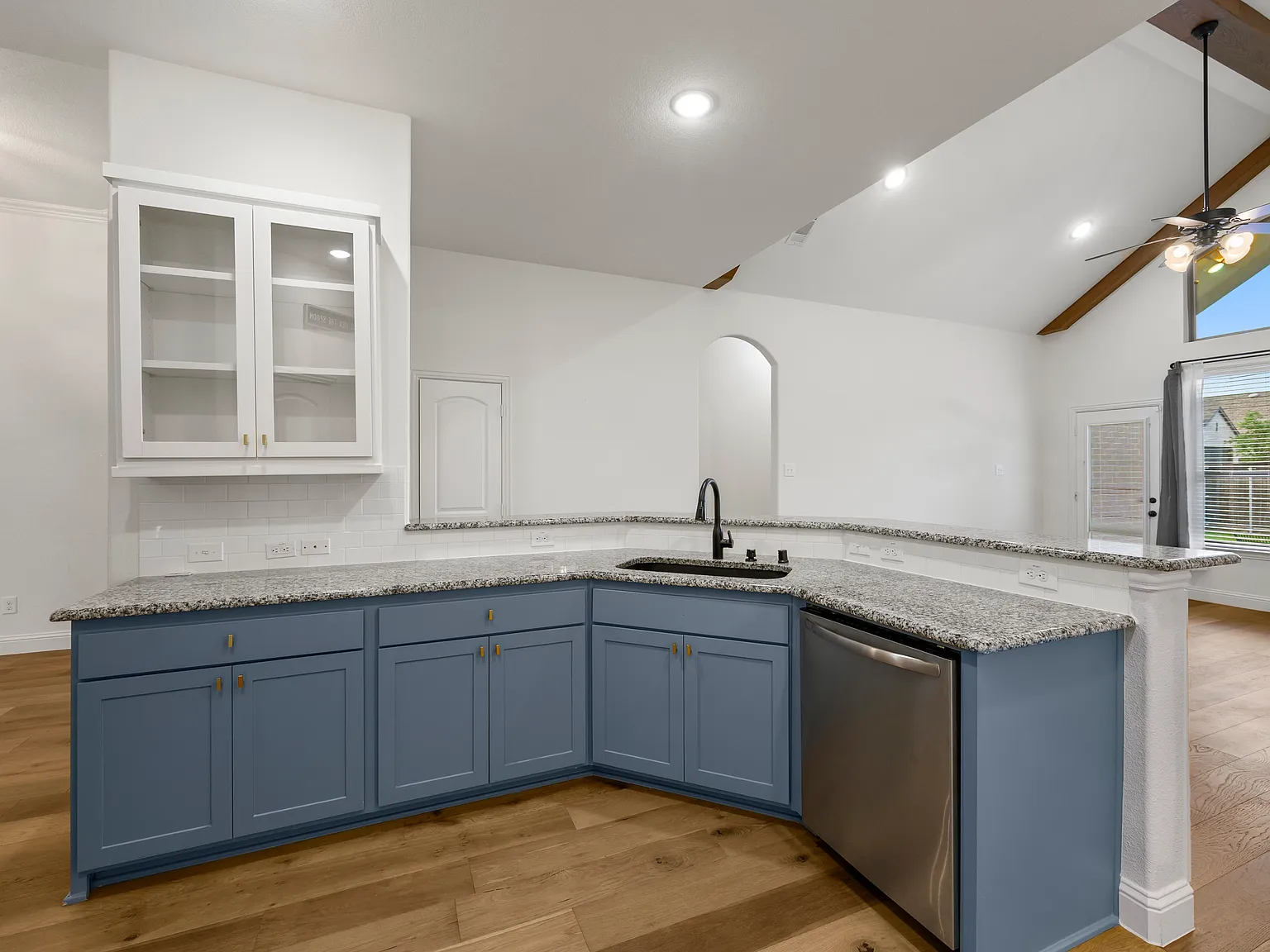 4 bed, 2234 sqft, $2,900 — Photo 3