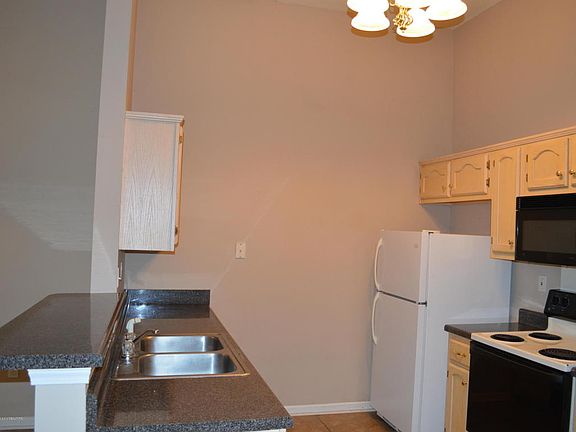 4th image of 5281 Bradley Ln