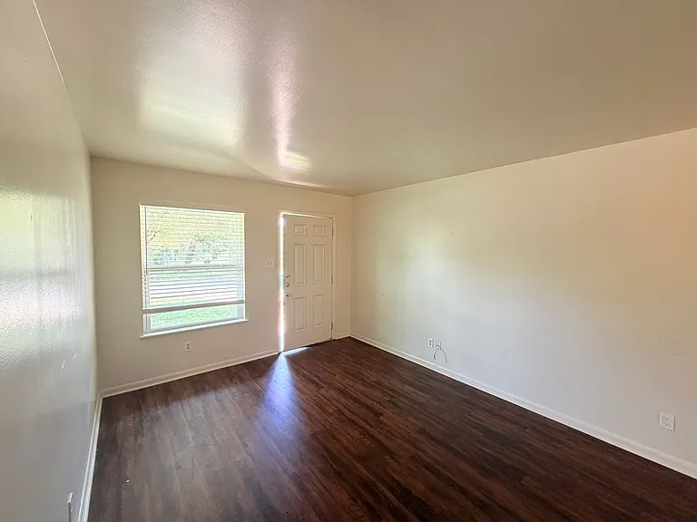 8701 Parkfield Dr — Photo 4