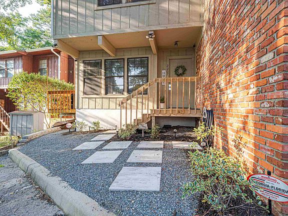 4th image of 2207 Timberwood Cir N