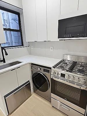 2nd image of 170 W 109th St APT 2R