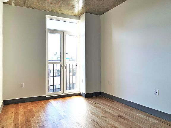 4th image of 340 Evergreen Ave #306