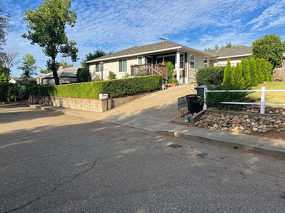 4th image of 215 E Sierra View Dr