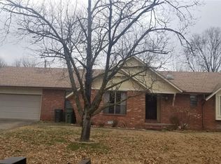 1305 S 12th St, Rogers, AR 72756