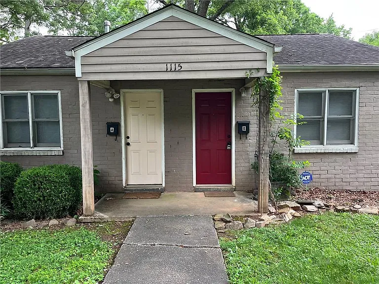 1115 Shelby Pl SE #B — Photo 1