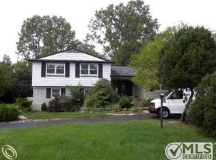 29901 Woodhaven Ln, Southfield, MI