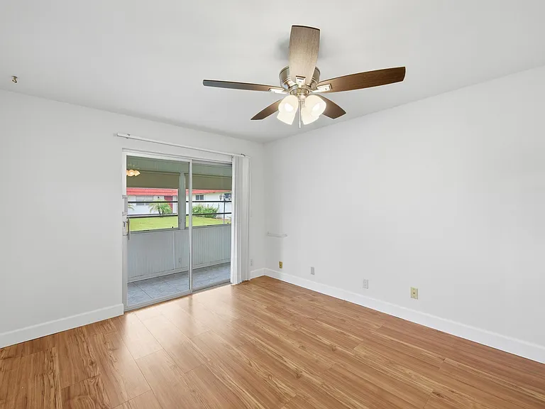 28 Seville Dr #B — Photo 14