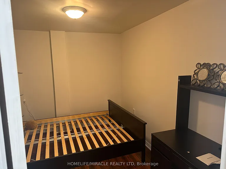7200 Harding Cres — Photo 31