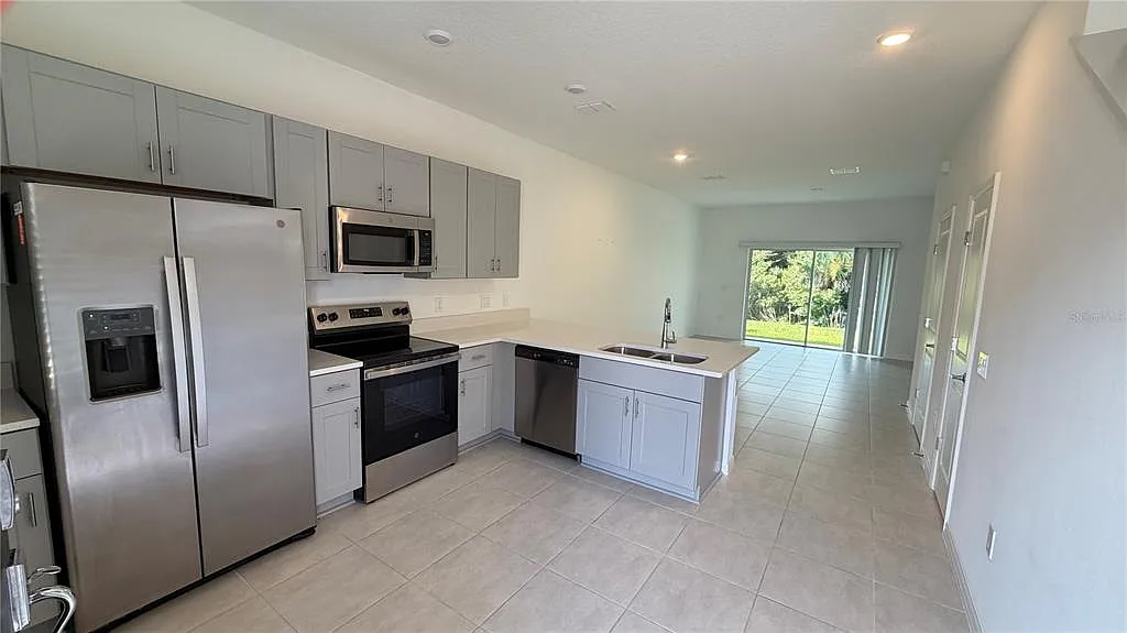 2 bed, 2.5 bath, 1275 sqft, $1,700 — Photo 2