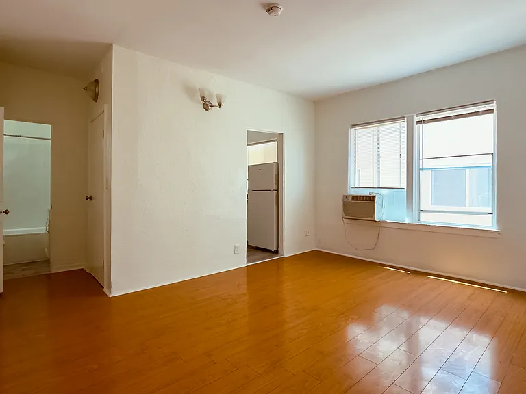 920 S Hobart Blvd — Photo 7