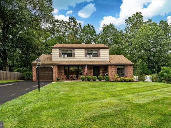 11 Brenda Ln, Audubon, PA 19403