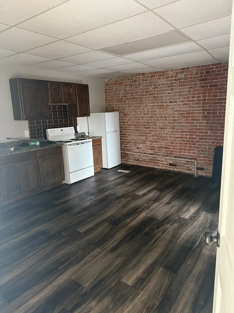 Cozy 1-Bed Unit with Off-Street Parking in Granby — Photo 3