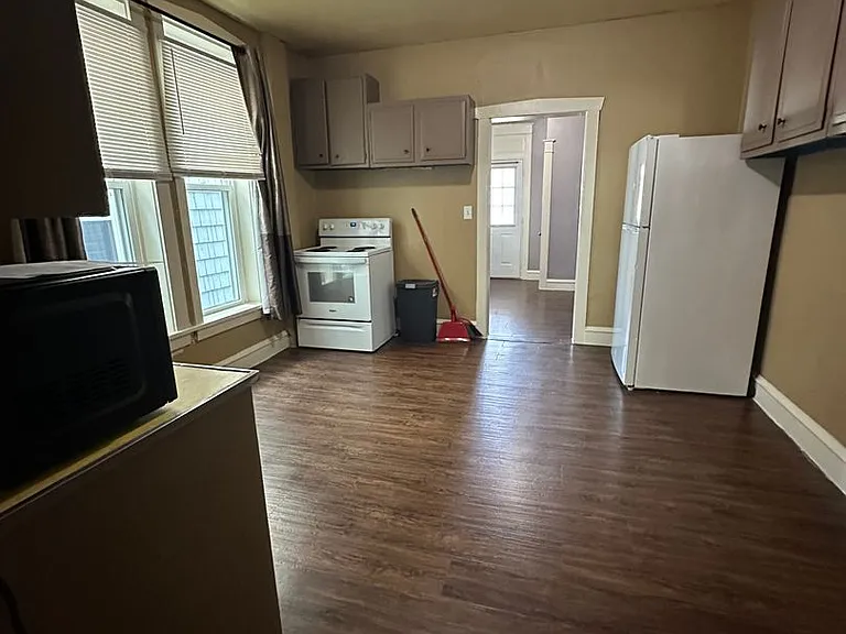 84 E Franklin St — Photo 12
