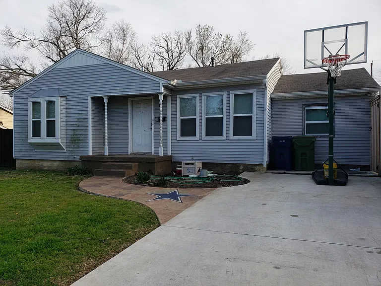 208 Fairview St — Photo 1