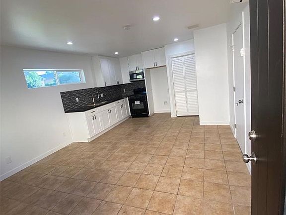 5th image of 19807 Blythe St