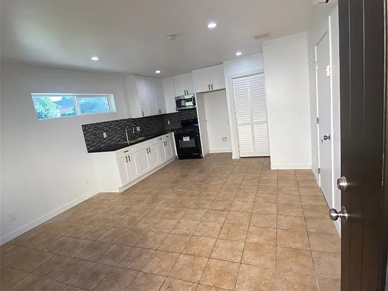 19807 Blythe St — Photo 5
