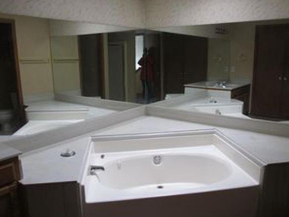 4th image of 2120 Parkview Dr