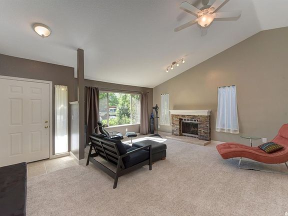 2nd image of 106 Mesquite Ct