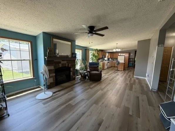 29760 Meadow Ln #79, Rockwood, MI 48173