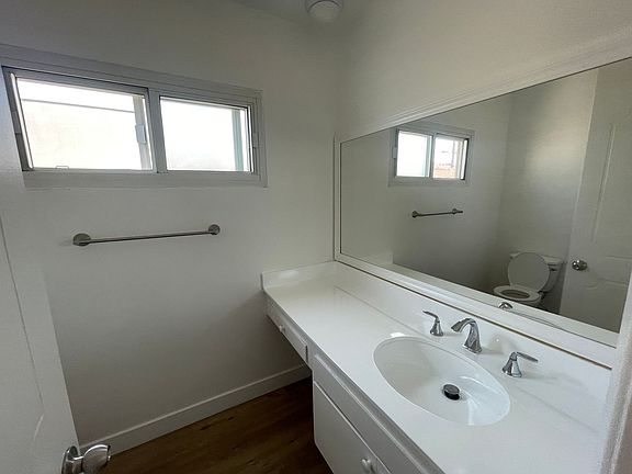 5th image of 623 S Grevillea Ave #4
