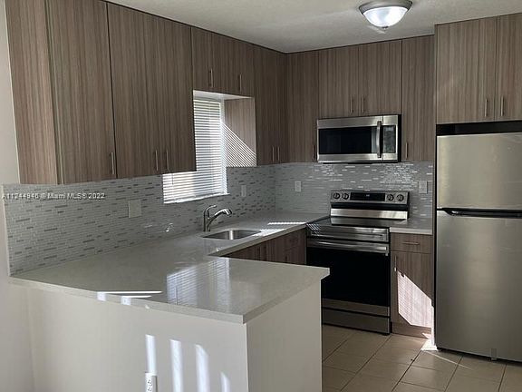 4th image of 930 NE 34th Ave Unit 104