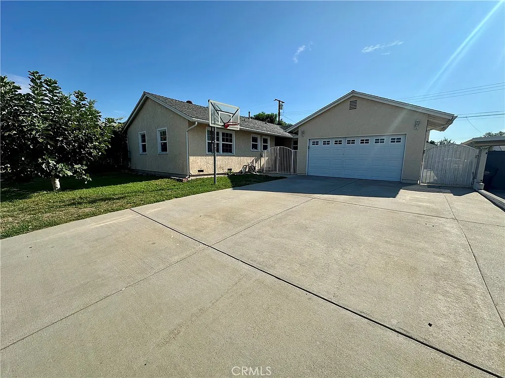 4 bed, 1342 sqft, $3,995 — Photo 2