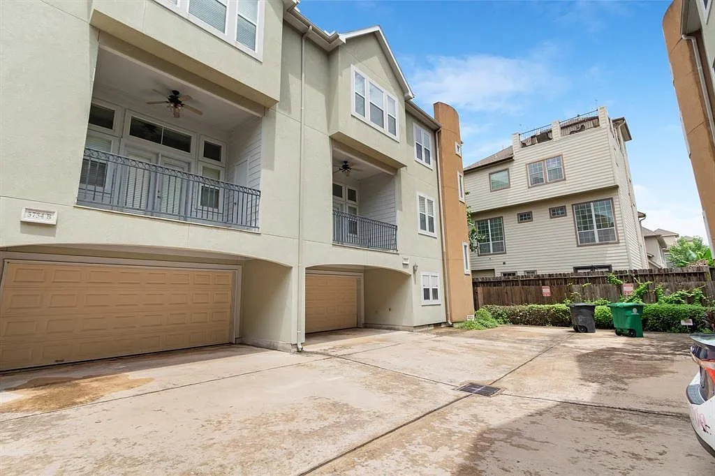 3 bed, 3.5 bath, 2664 sqft, $2,850 — Photo 2
