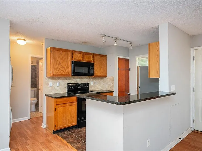 915 Wentworth Ct — Photo 10